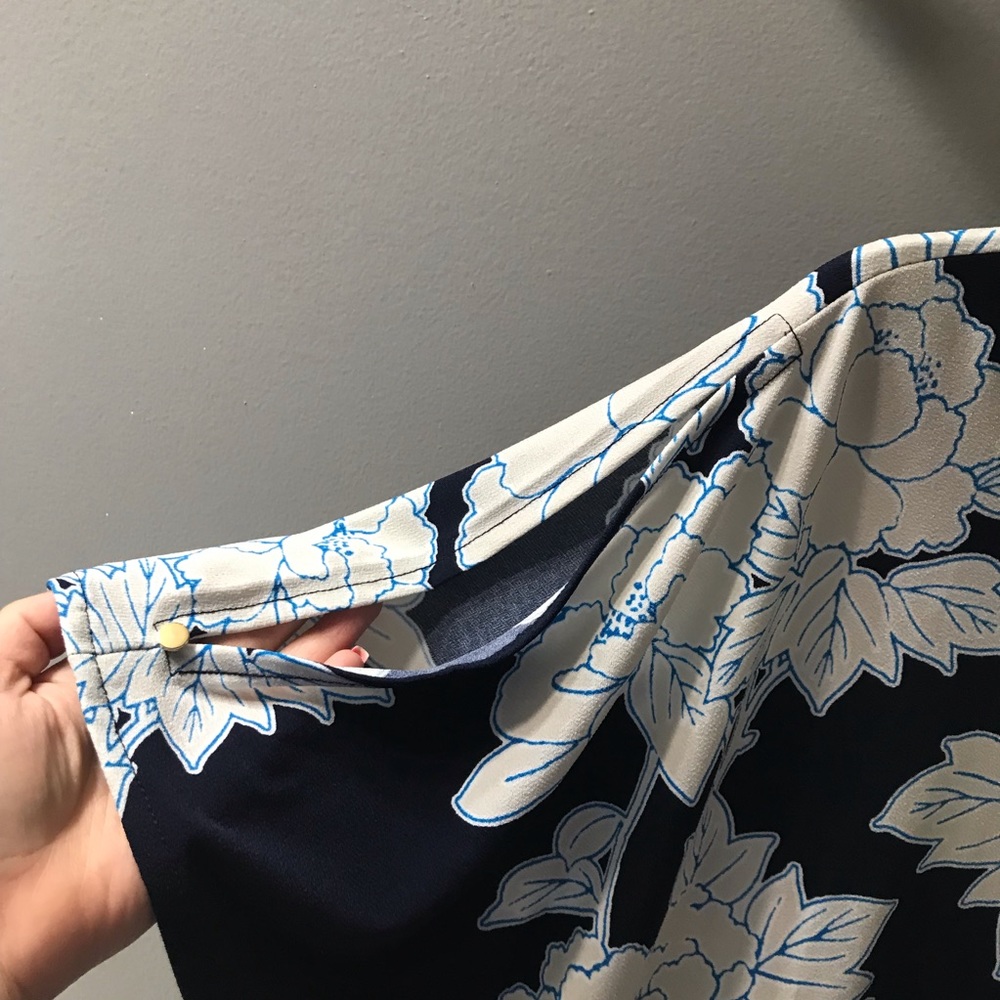 Roz & Ali navy floral blouse! Size large 👏🏼 - Picture 4 of 6